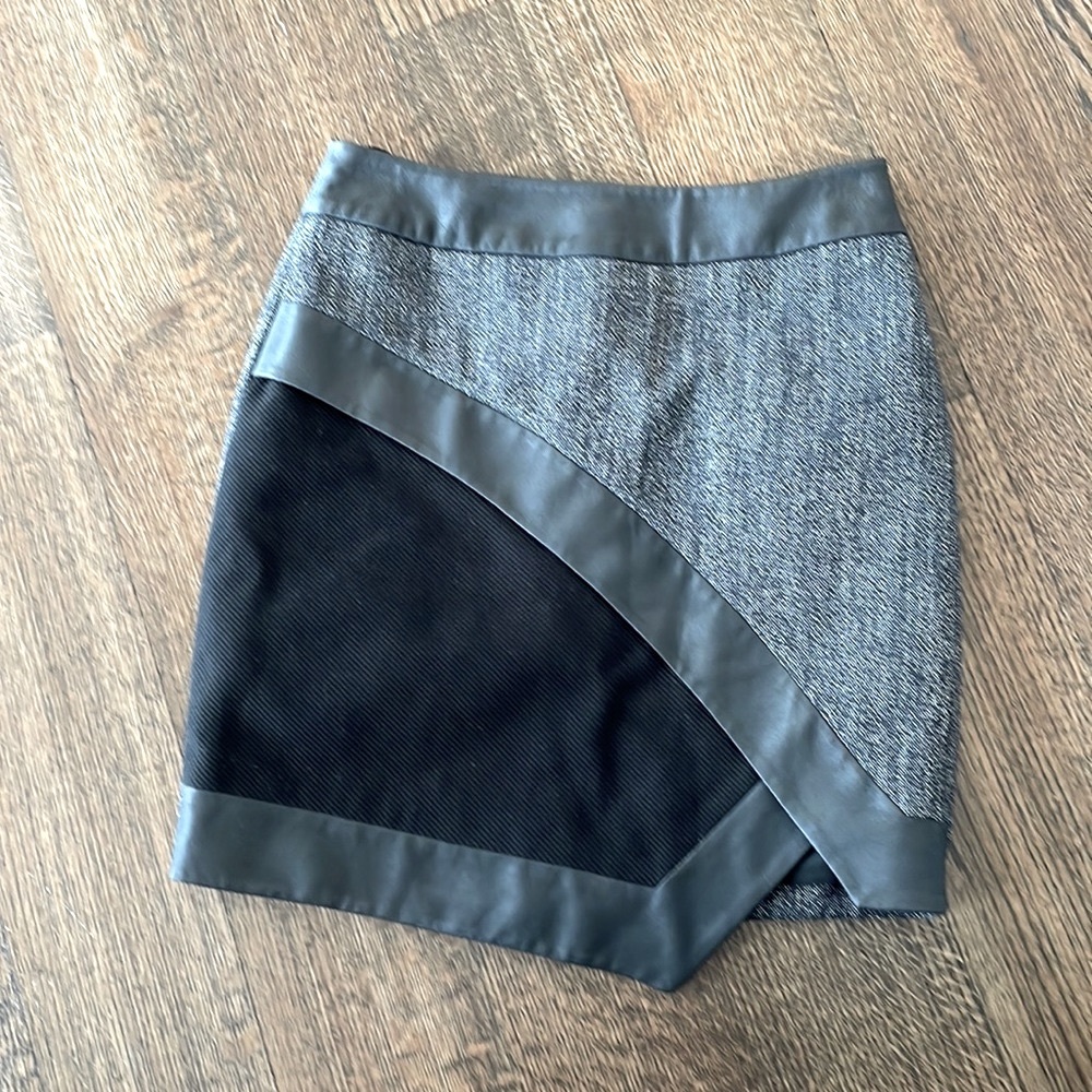Karen Millen womens size 4 skirt. Black and white with leather like trim detail